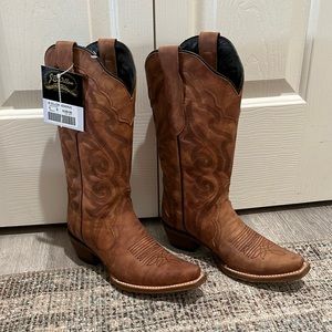NWT cowgirl boots
